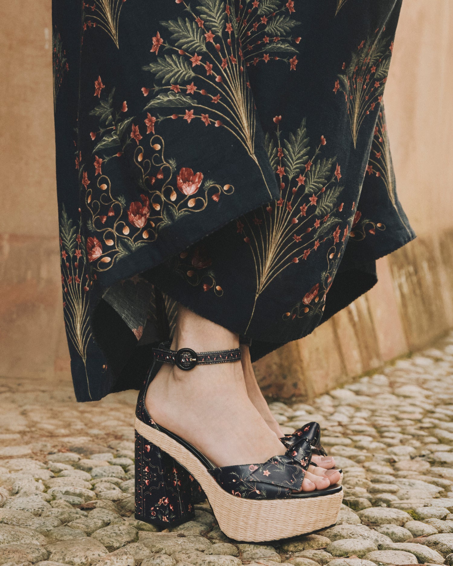 Maxi Clarita Flare Andes Negro Sandals Agua Bendita